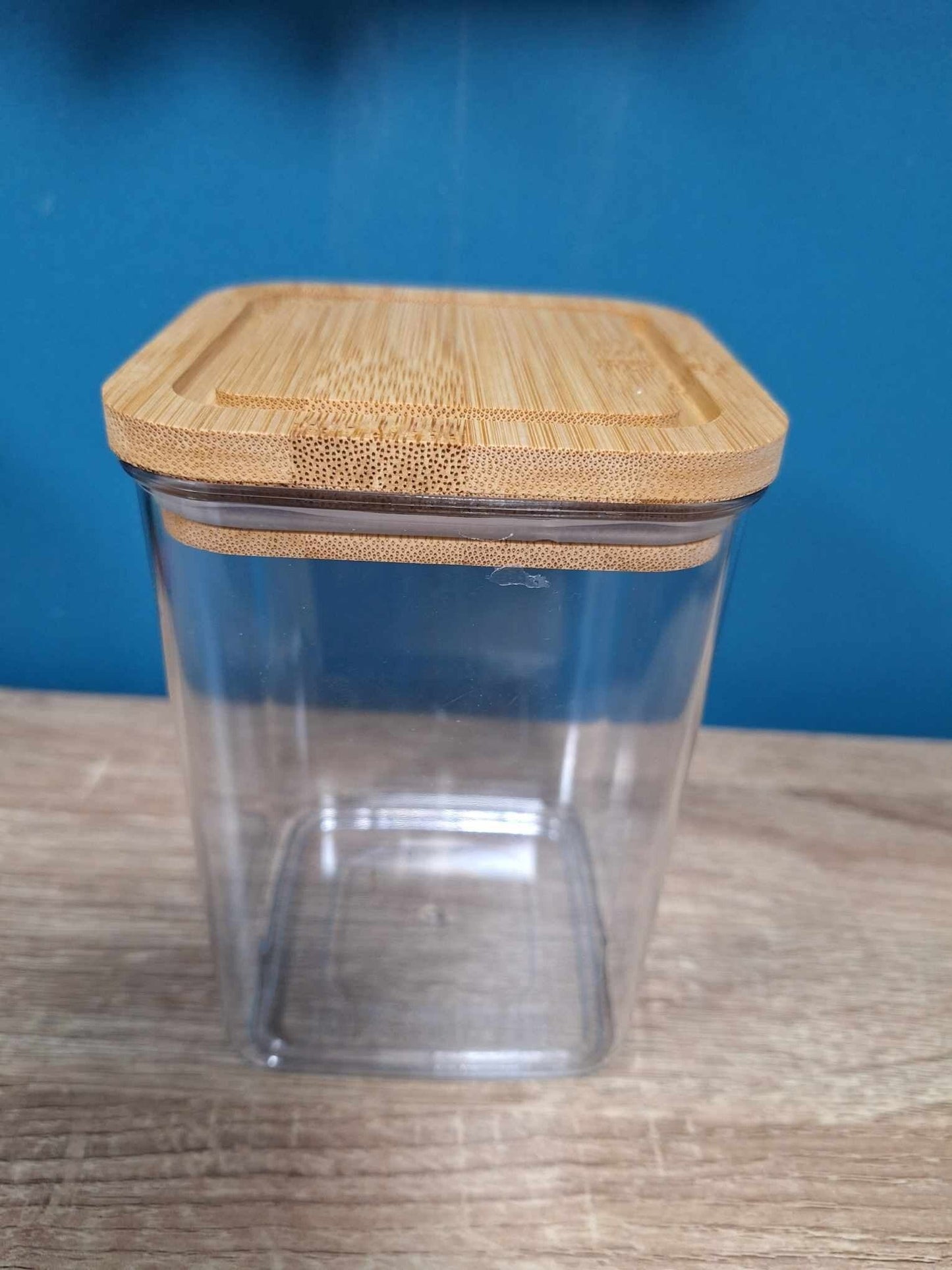 Boite en plastique avec couvercle