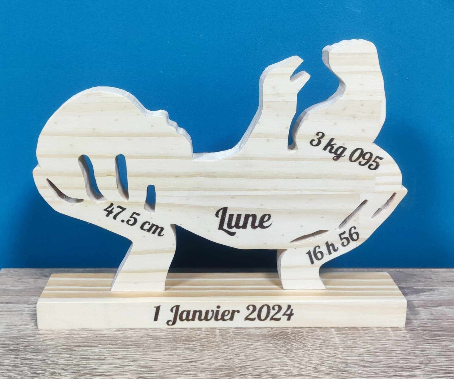 Bébé naissance en bois
