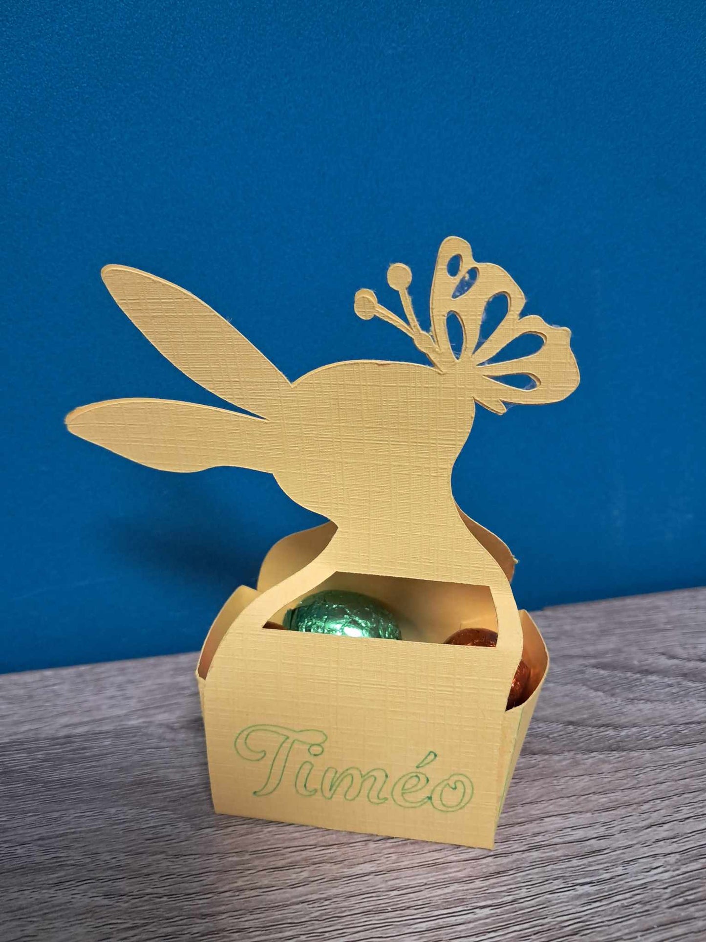 Lapin en papier avec chocolat