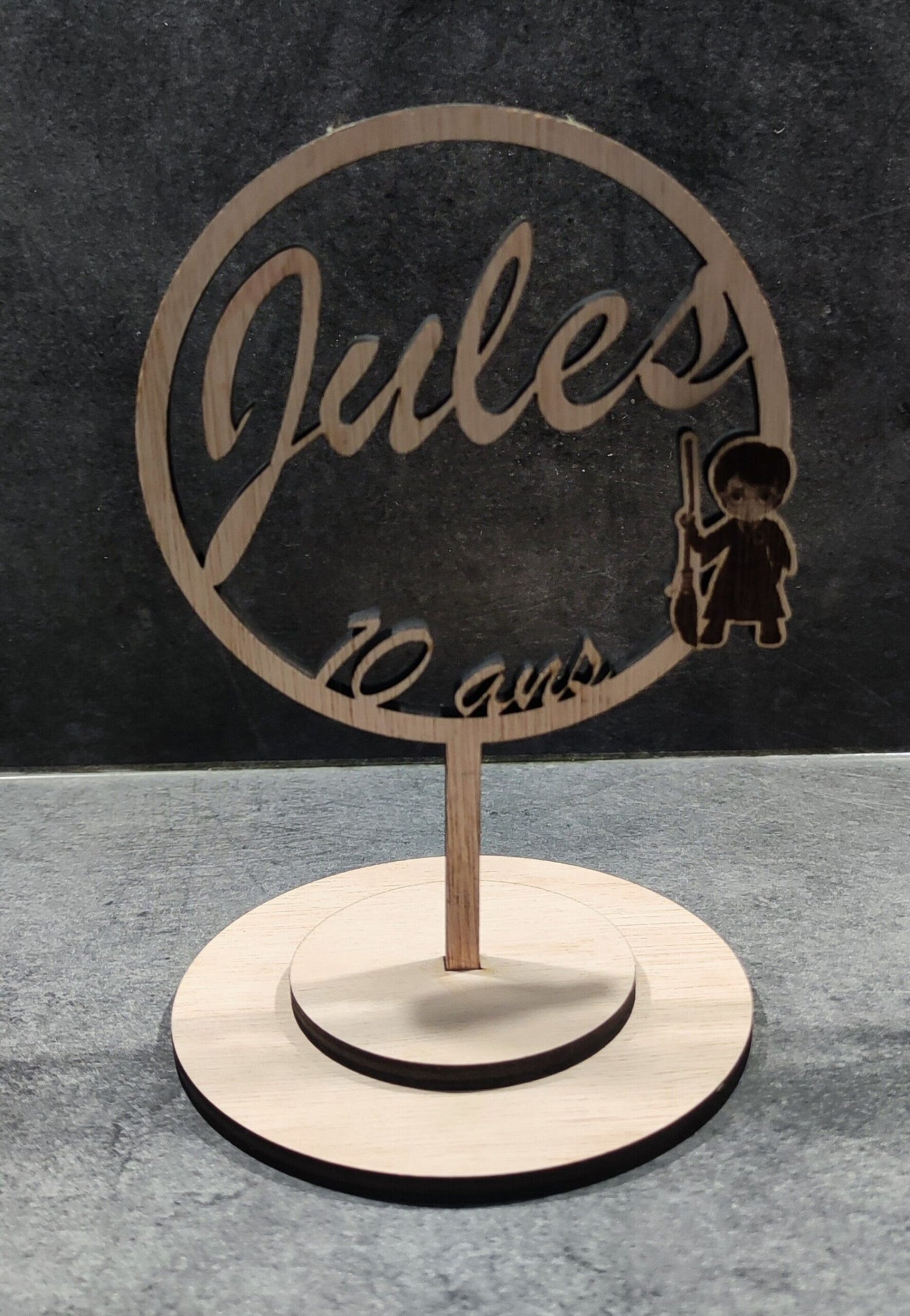 Décoration en bois sur mesure pour anniversaire