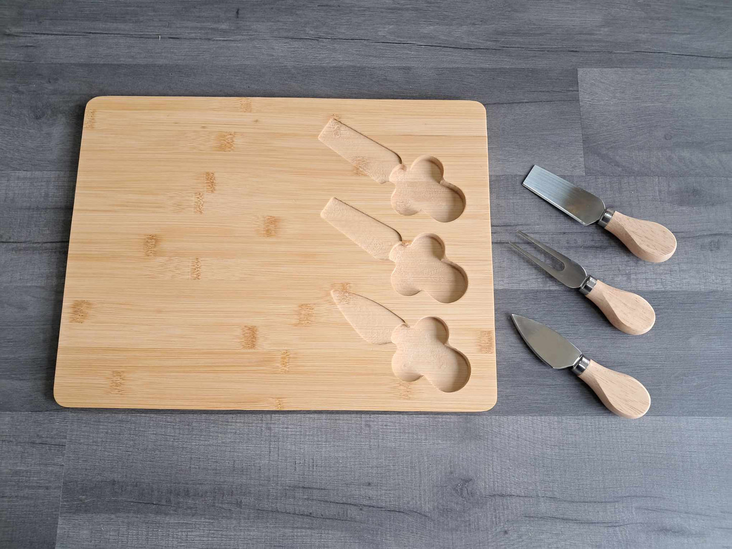 3 couteaux et son plateau fromage bois