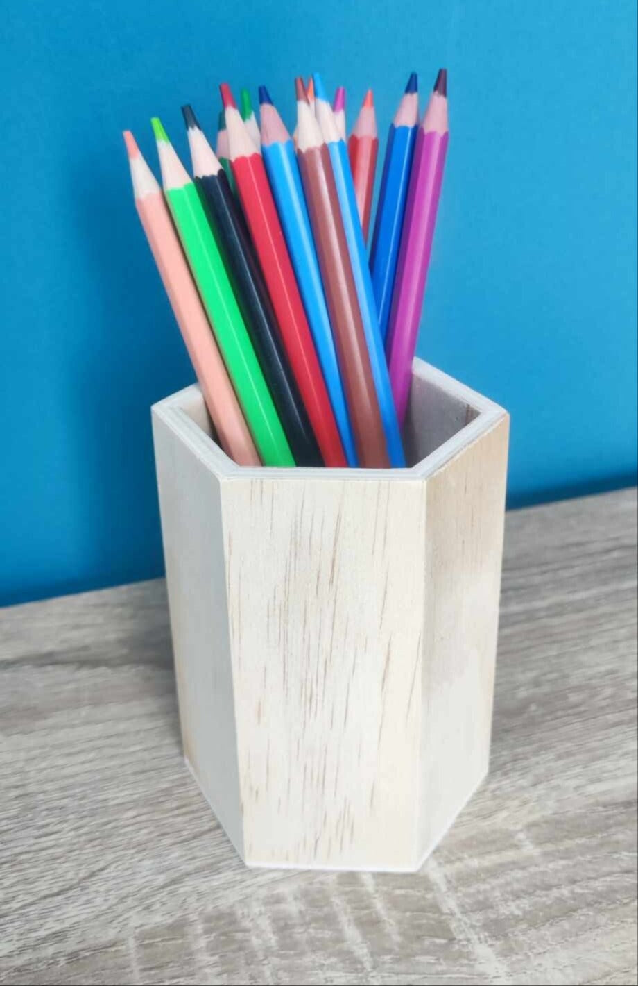 Crayons de couleur, stylo, ciseaux