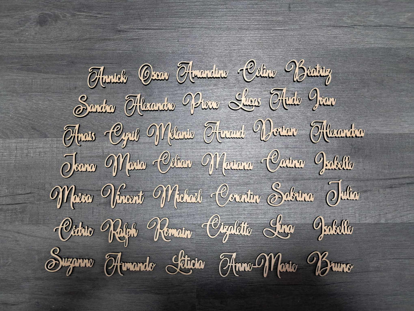 Prénom mariage invité marque place en bois sur mesure