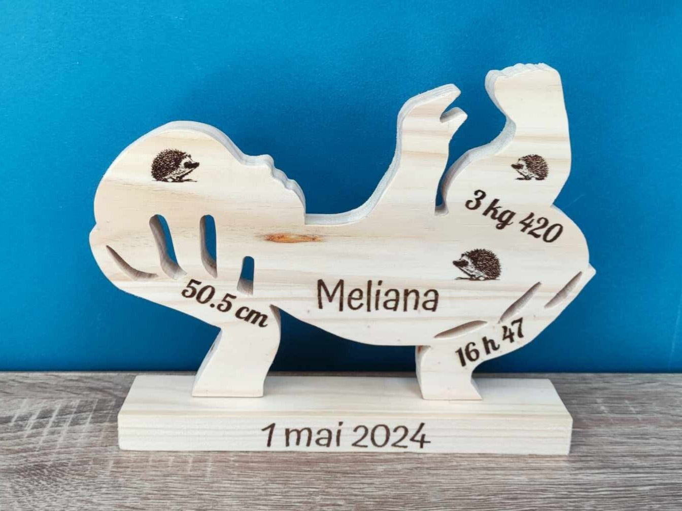 Bébé naissance en bois