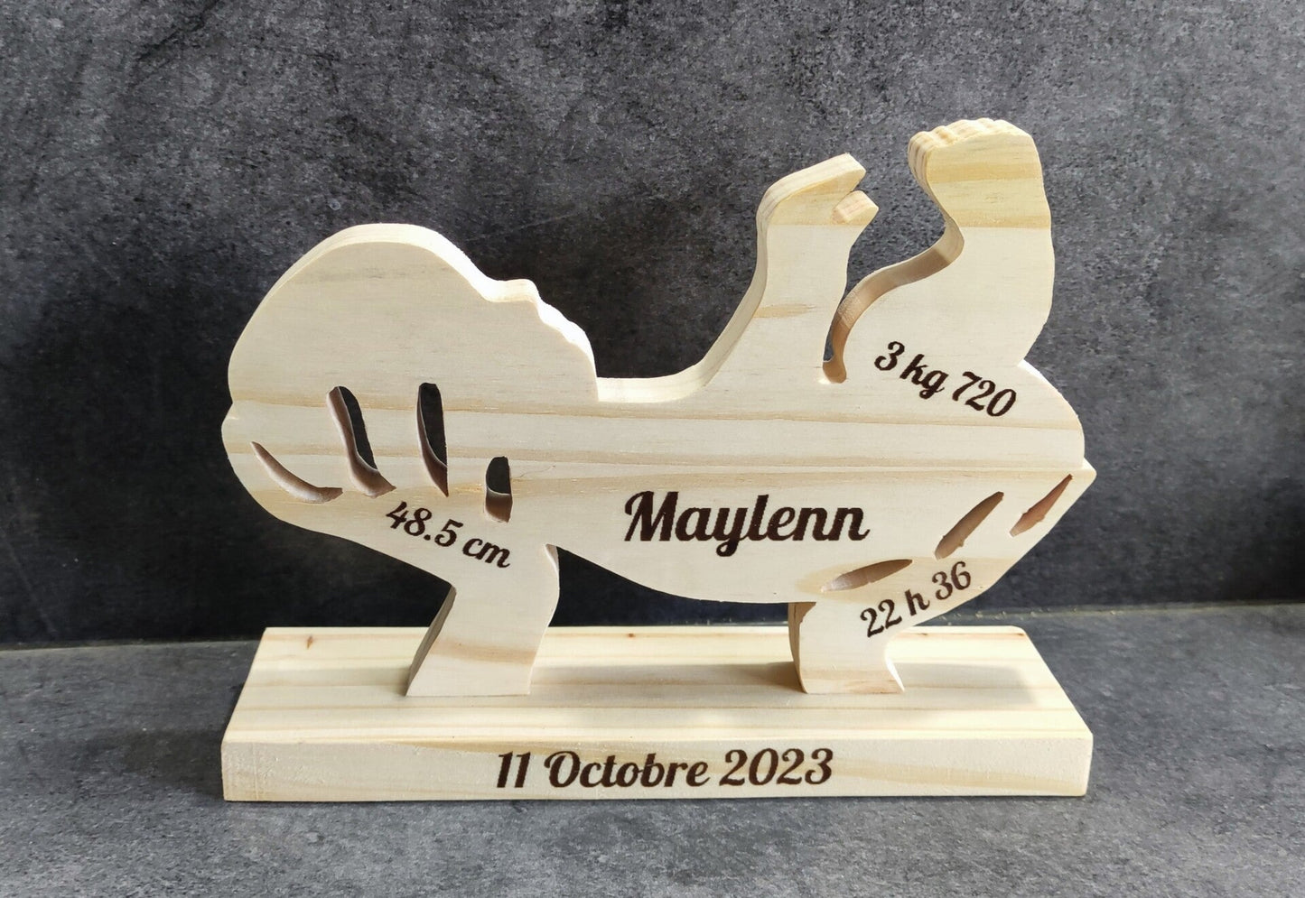 Bébé naissance en bois