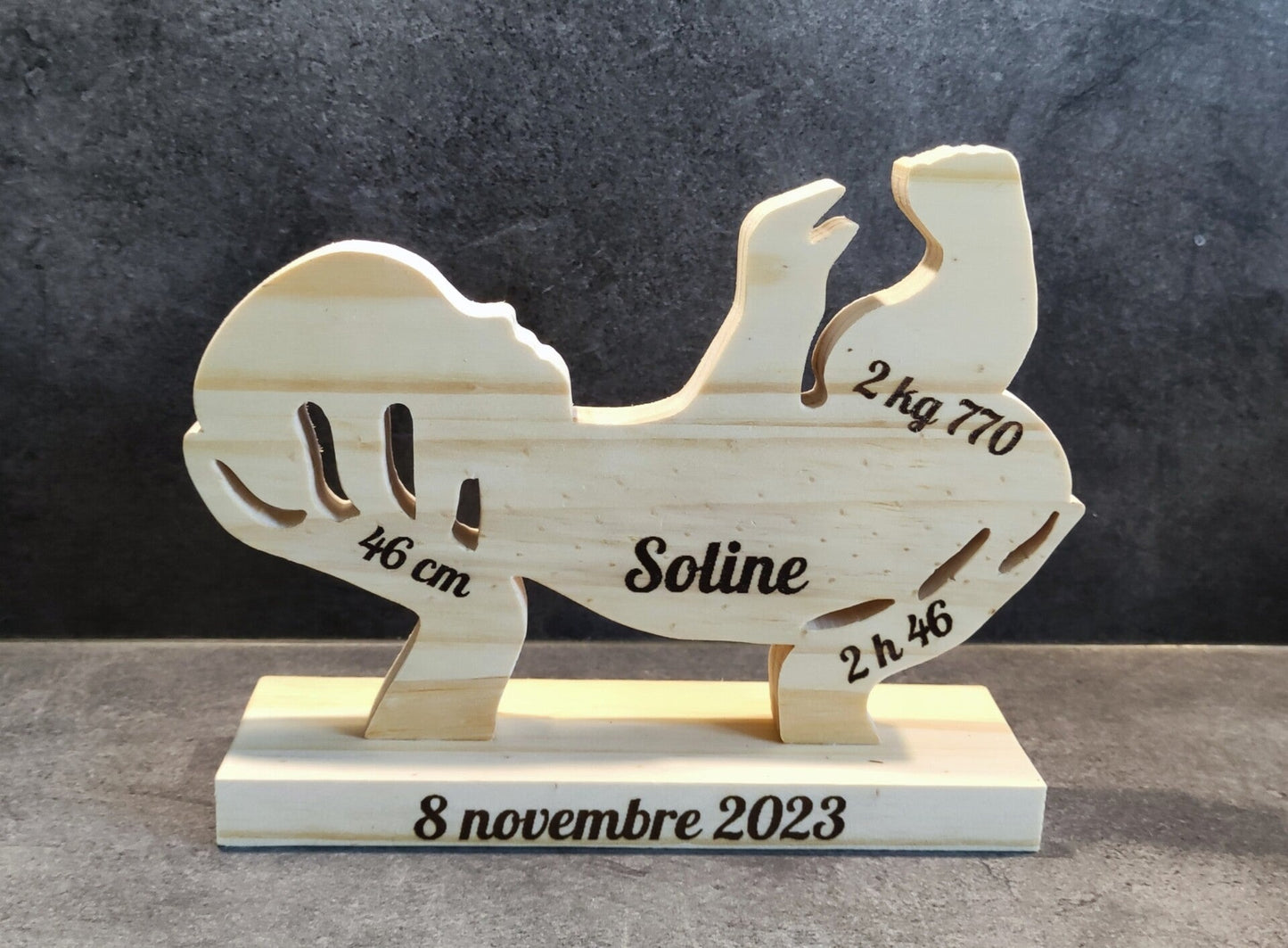 Bébé naissance en bois