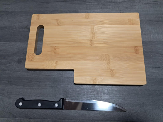 Planche apéro en bois, gravure libre et son couteau intégré