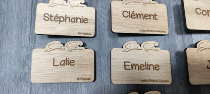 Badge avec prenom, nom entreprise logo