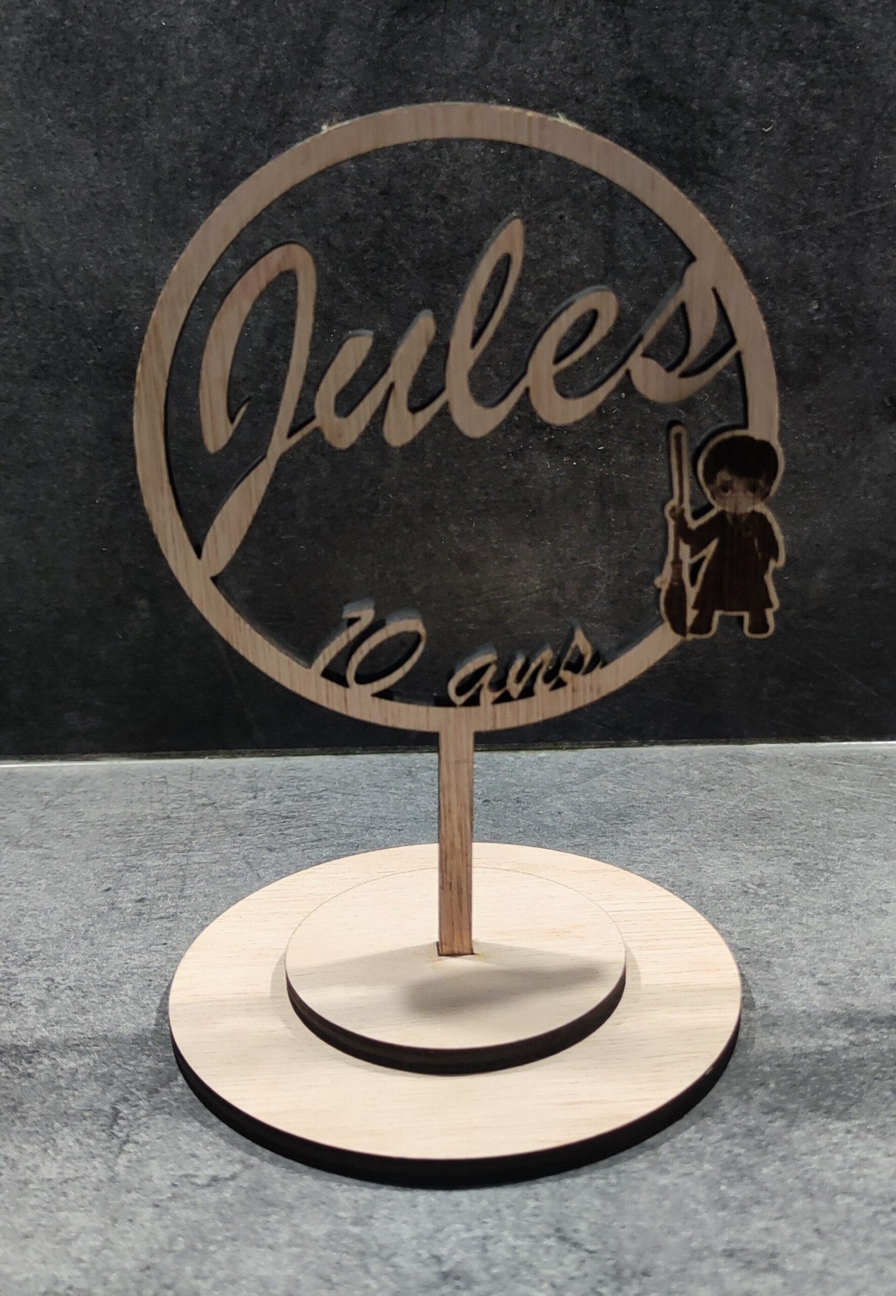 Décoration en bois sur mesure pour anniversaire