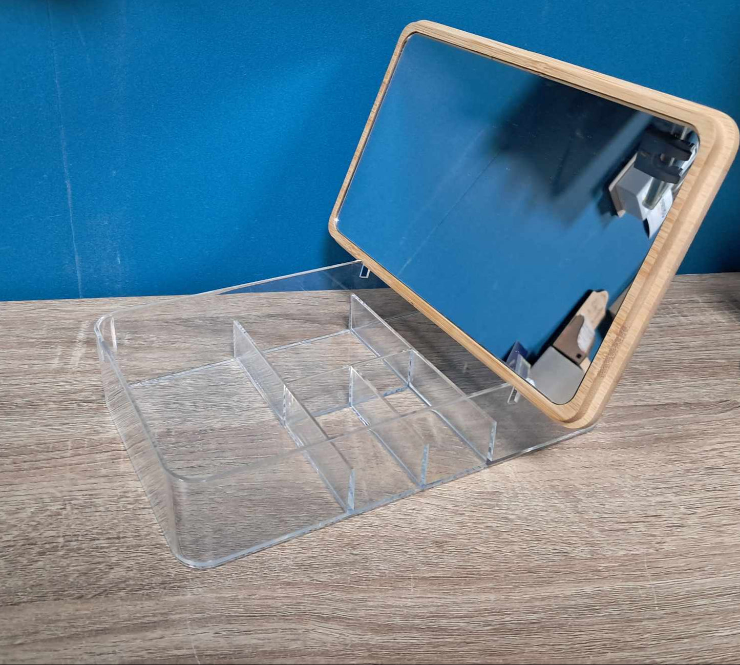 Miroir et boite de maquillage