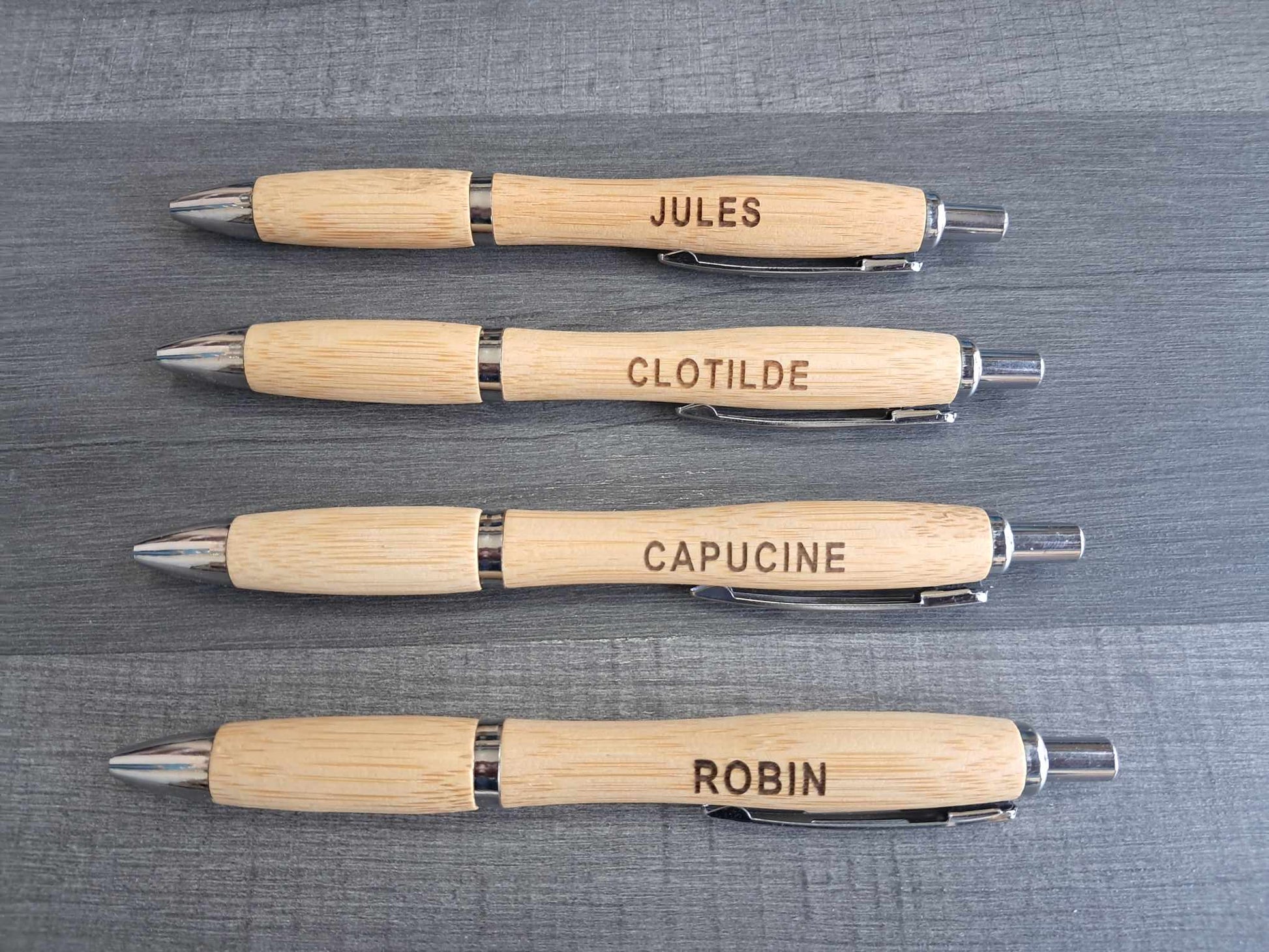 stylo en bambou forme arrondi avec prénom au choix